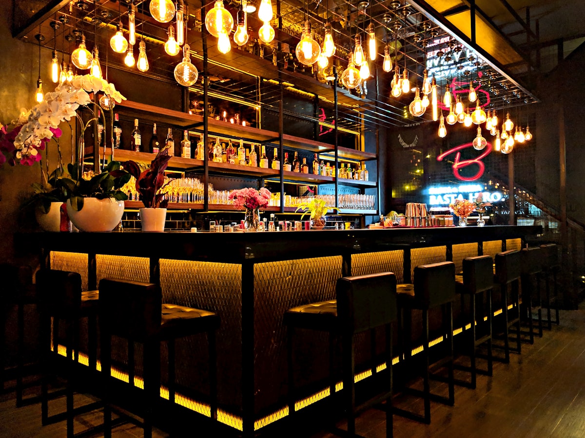Bar américain avec néons et ambiance game room - Décor parfait pour borne arcade Jack Daniels