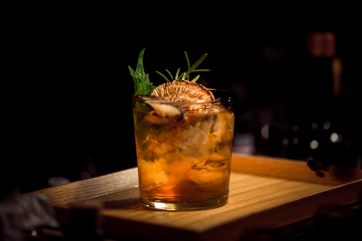 Ambiance whiskey bar vintage avec bouteilles et verres - Style américain traditionnel