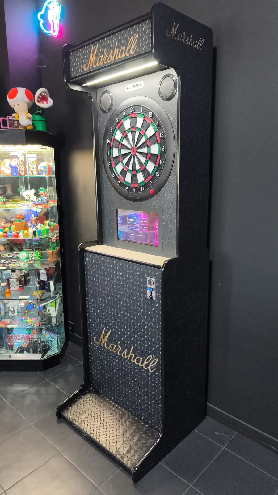 Dartcab professionnel avec monnayeur personnalisé noir, vue trois quarts droite